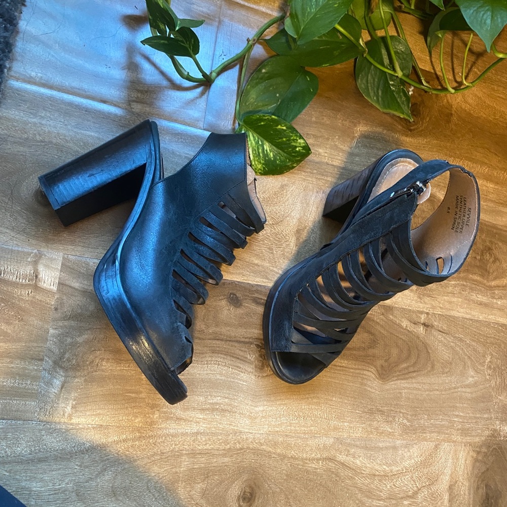 Black leather strappy sandal Steve Madden